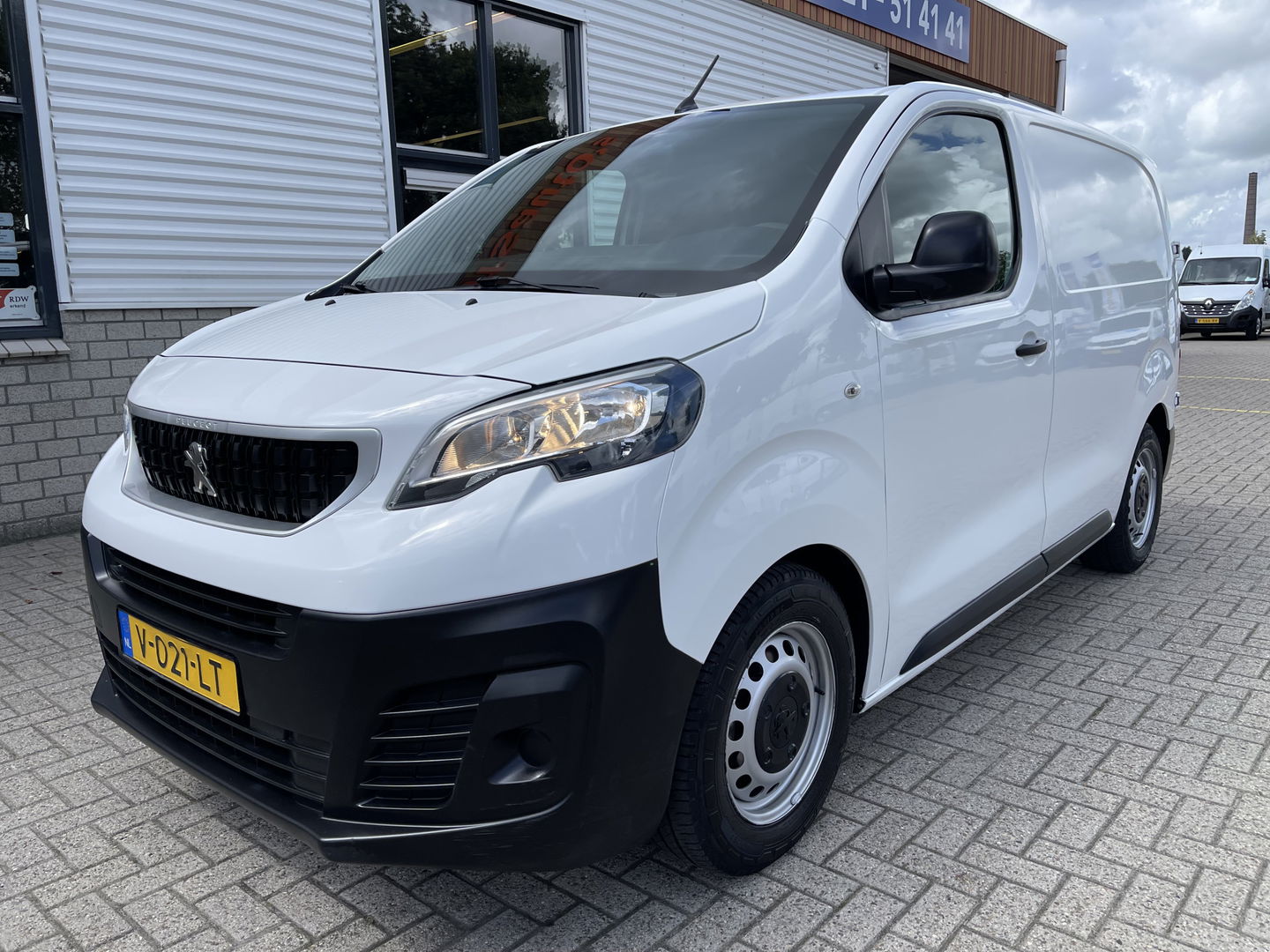 Peugeot Expert 226C 1.6 BlueHDI 95 Pro automaat / vaste prijs rijklaar € 10.950 ex btw / lease vanaf € 242 / airco / cruise / trekhaak / parkeersensoren achter / euro 6