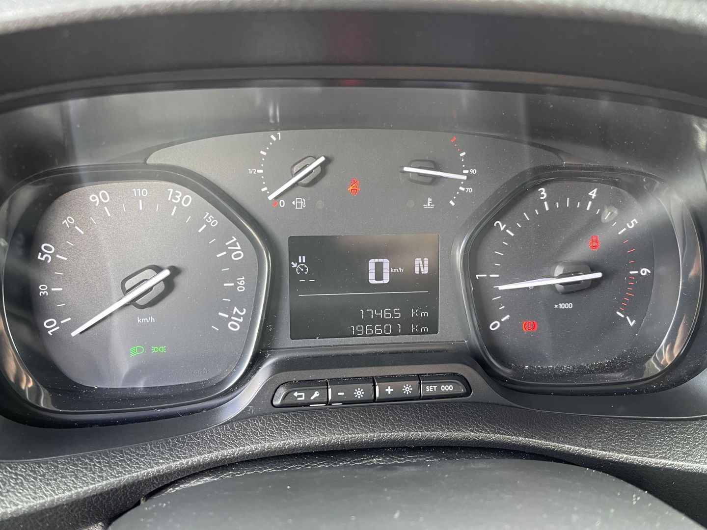 Peugeot Expert 226C 1.6 BlueHDI 95 Pro automaat / vaste prijs rijklaar € 10.950 ex btw / lease vanaf € 242 / airco / cruise / trekhaak / parkeersensoren achter / euro 6