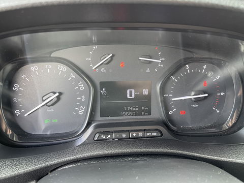 Peugeot Expert 226C 1.6 BlueHDI 95 Pro automaat / vaste prijs rijklaar € 10.950 ex btw / lease vanaf € 242 / airco / cruise / trekhaak / parkeersensoren achter / euro 6