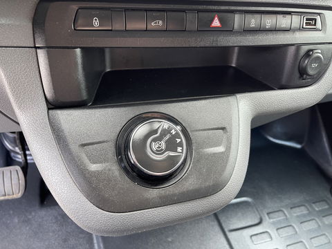 Peugeot Expert 226C 1.6 BlueHDI 95 Pro automaat / vaste prijs rijklaar € 10.950 ex btw / lease vanaf € 242 / airco / cruise / trekhaak / parkeersensoren achter / euro 6
