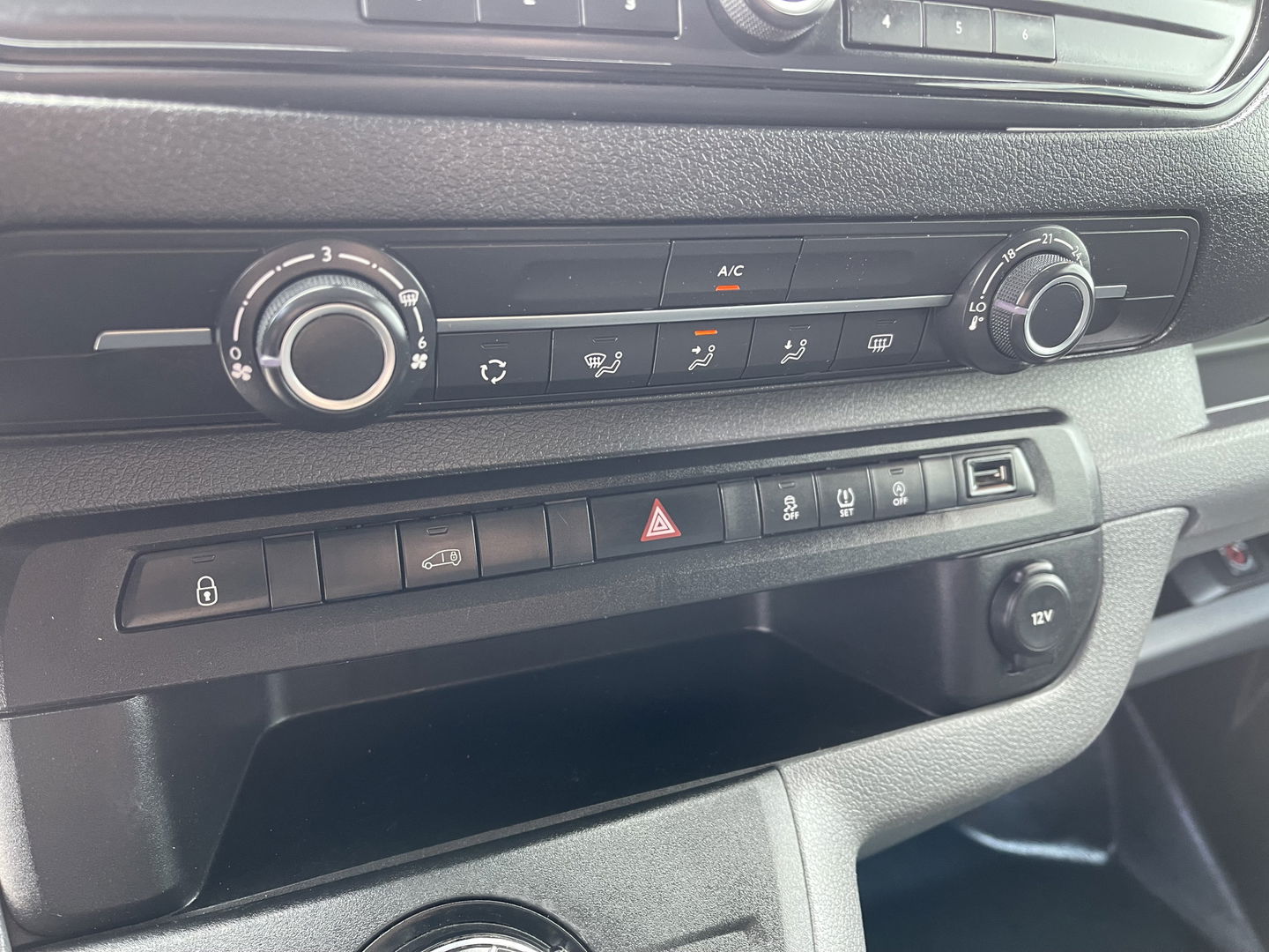 Peugeot Expert 226C 1.6 BlueHDI 95 Pro automaat / vaste prijs rijklaar € 10.950 ex btw / lease vanaf € 242 / airco / cruise / trekhaak / parkeersensoren achter / euro 6