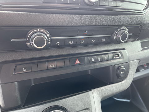 Peugeot Expert 226C 1.6 BlueHDI 95 Pro automaat / vaste prijs rijklaar € 10.950 ex btw / lease vanaf € 242 / airco / cruise / trekhaak / parkeersensoren achter / euro 6
