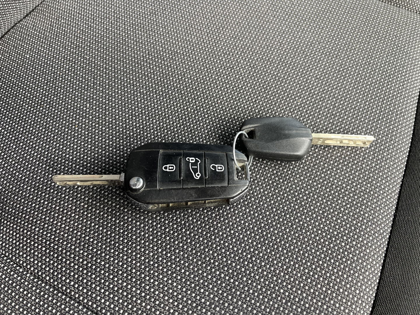 Peugeot Expert 226C 1.6 BlueHDI 95 Pro automaat / vaste prijs rijklaar € 10.950 ex btw / lease vanaf € 242 / airco / cruise / trekhaak / parkeersensoren achter / euro 6