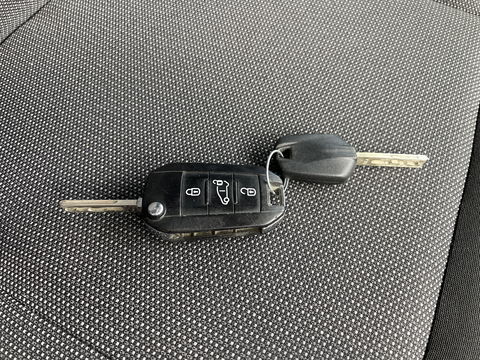 Peugeot Expert 226C 1.6 BlueHDI 95 Pro automaat / vaste prijs rijklaar € 10.950 ex btw / lease vanaf € 242 / airco / cruise / trekhaak / parkeersensoren achter / euro 6