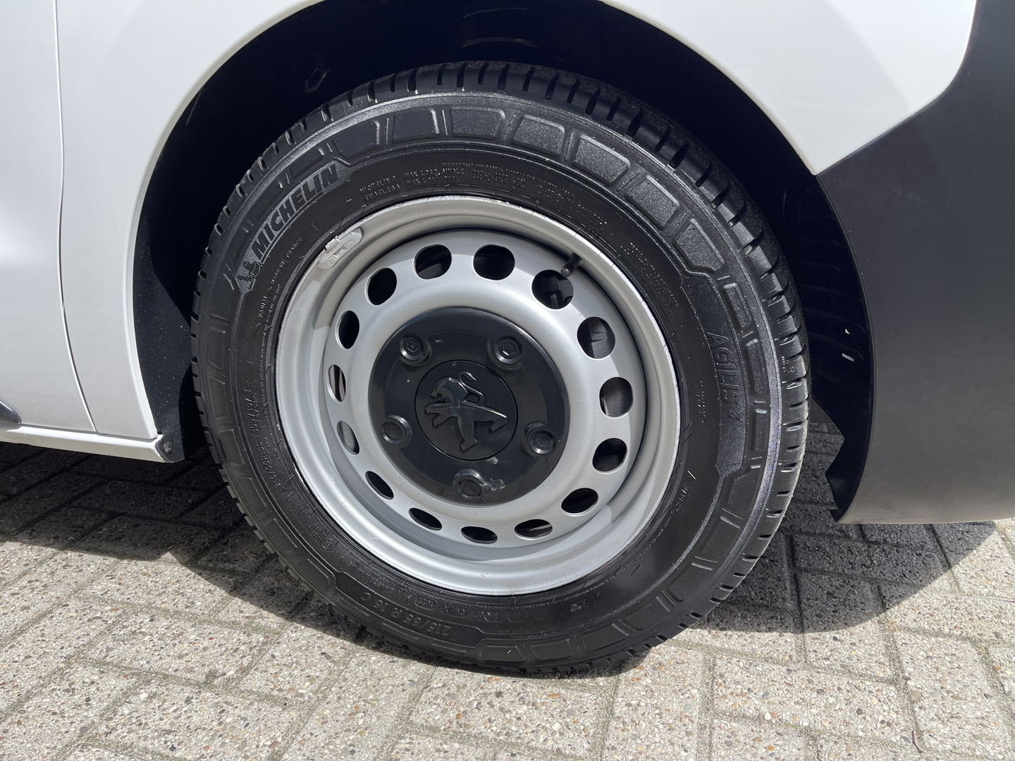Peugeot Expert 226C 1.6 BlueHDI 95 Pro automaat / vaste prijs rijklaar € 10.950 ex btw / lease vanaf € 242 / airco / cruise / trekhaak / parkeersensoren achter / euro 6