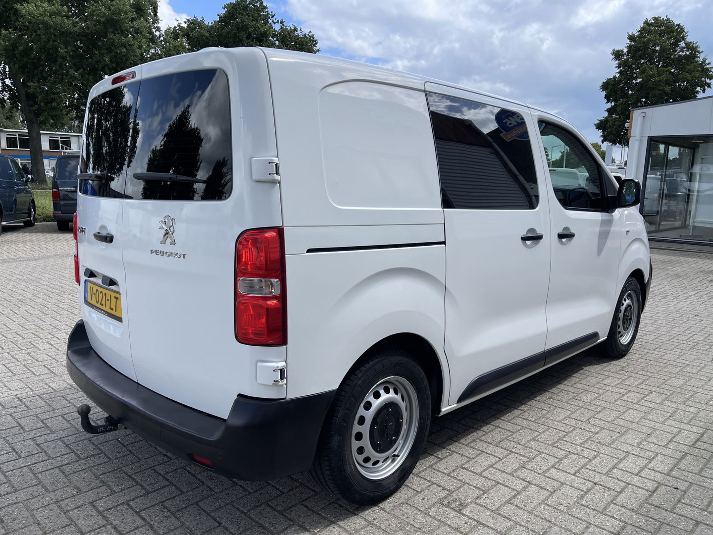 Peugeot Expert 226C 1.6 BlueHDI 95 Pro automaat / vaste prijs rijklaar € 10.950 ex btw / lease vanaf € 242 / airco / cruise / trekhaak / parkeersensoren achter / euro 6