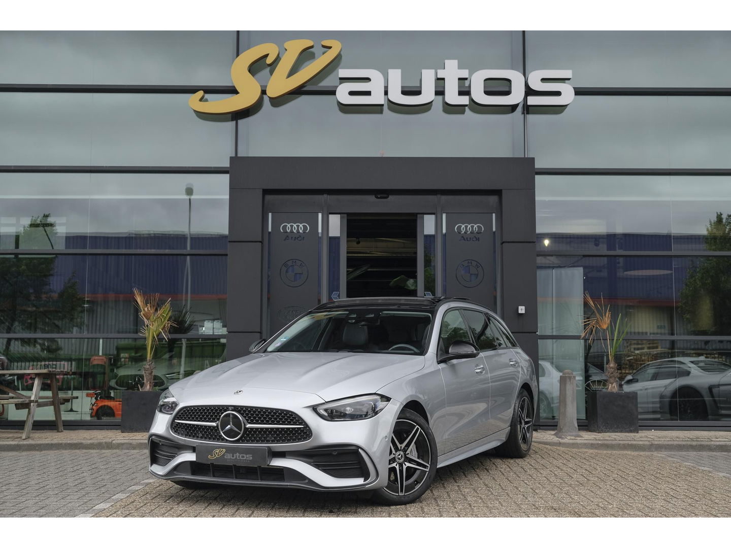 Mercedes-Benz C-Klasse Estate C300e AMG 313pk Hybrid Panoramadak Massage Digital light Trekhaak elektrisch MBUX