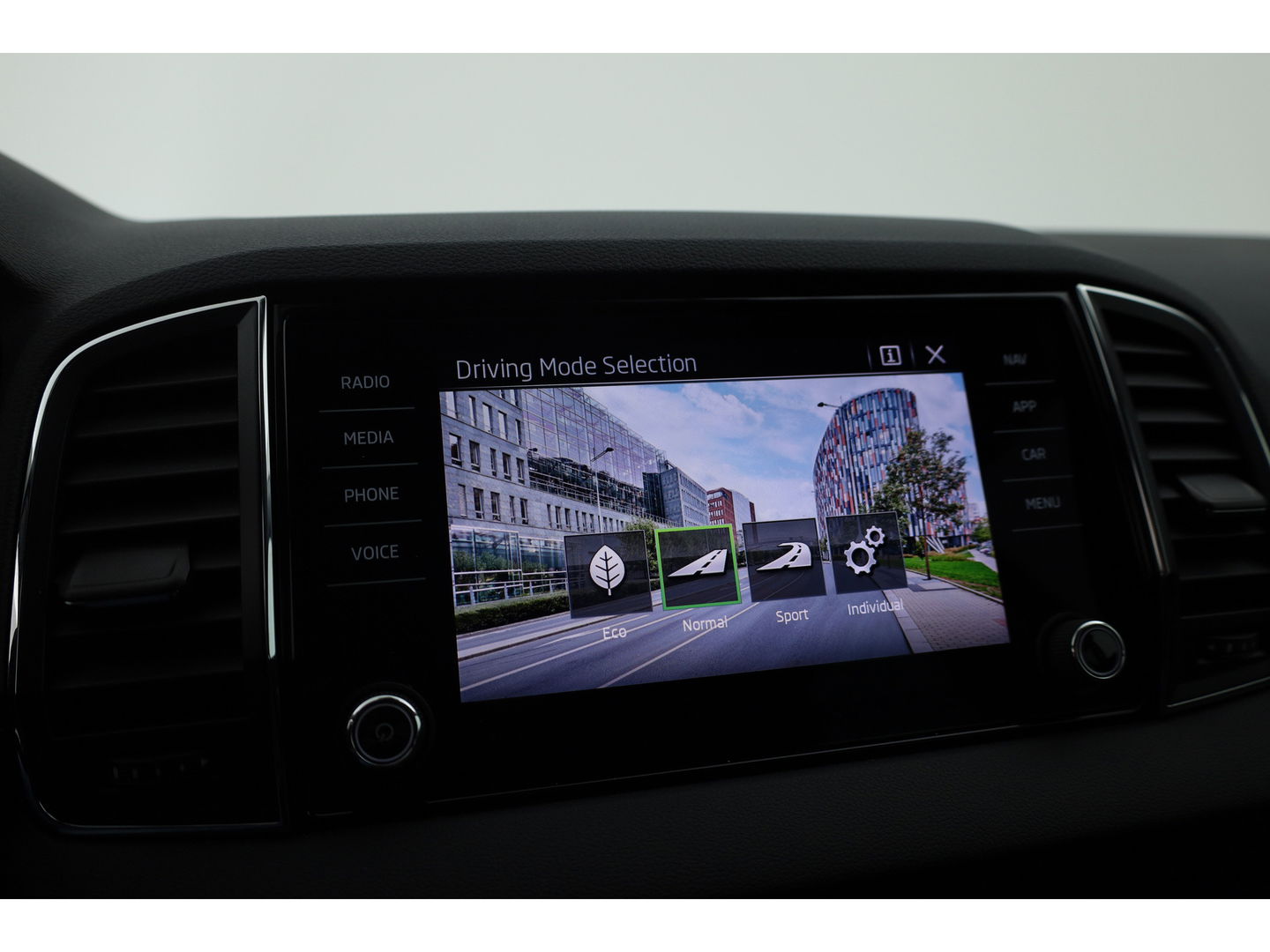 Škoda Karoq 1.5 TSI ACT Style DSG | Navi | Camera | Adapt. Cruise | Stoelverw. | Keyless | Apple CarPlay