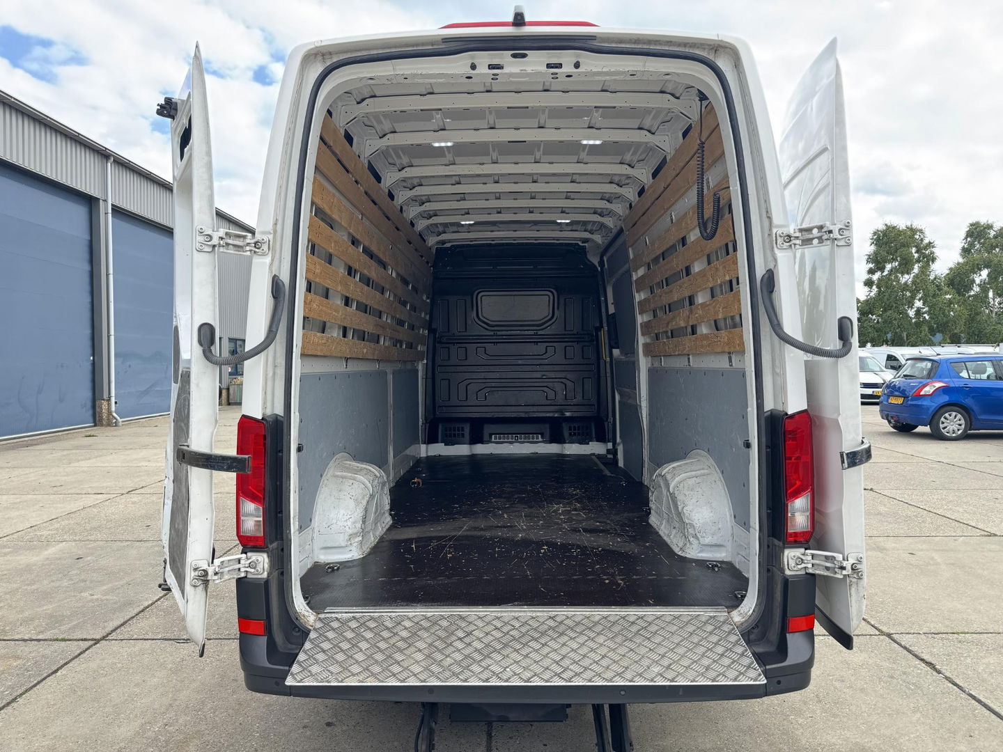 Volkswagen Crafter 35 2.0 TDI L4H3 LAADKLEP / AUTOMAAT / CAMERA / NAVI / CARPLAY