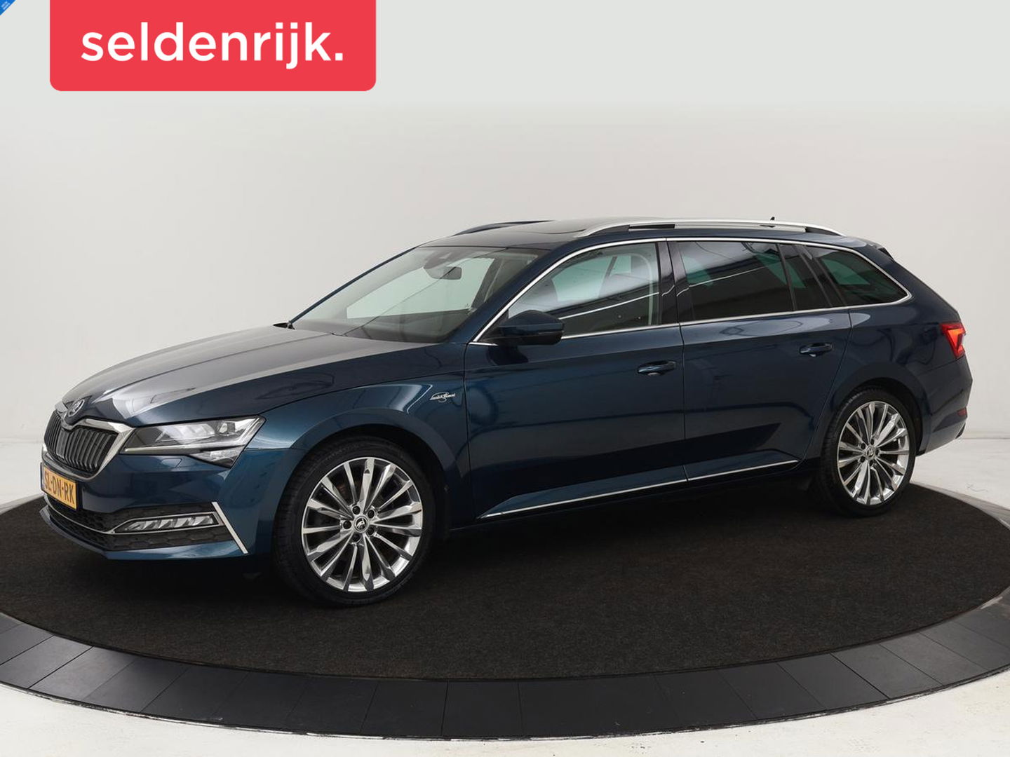 Škoda Superb 1.4 TSI iV Laurin & Klement | Panoramadak | Stoelventilatie | Leder | Camera | Trekhaak | Massage | Adaptive cruise | Virtual Cockpit | Canton Sound | Carplay | 19'' lichtmetalen velgen | PHEV