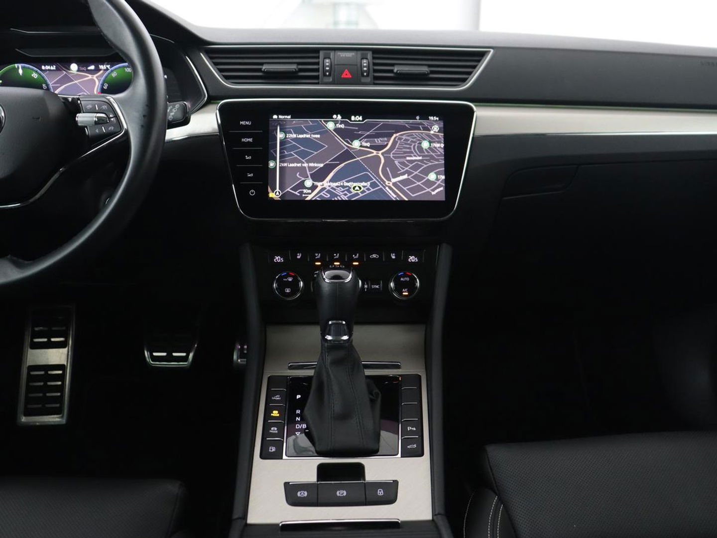 Škoda Superb 1.4 TSI iV Laurin & Klement | Panoramadak | Stoelventilatie | Leder | Camera | Trekhaak | Massage | Adaptive cruise | Virtual Cockpit | Canton Sound | Carplay | 19'' lichtmetalen velgen | PHEV