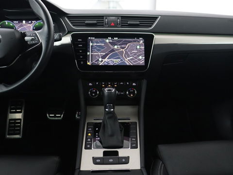 Škoda Superb 1.4 TSI iV Laurin & Klement | Panoramadak | Stoelventilatie | Leder | Camera | Trekhaak | Massage | Adaptive cruise | Virtual Cockpit | Canton Sound | Carplay | 19'' lichtmetalen velgen | PHEV