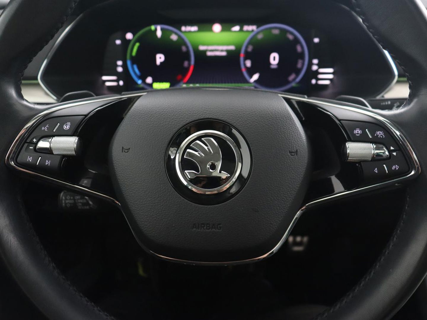 Škoda Superb 1.4 TSI iV Laurin & Klement | Panoramadak | Stoelventilatie | Leder | Camera | Trekhaak | Massage | Adaptive cruise | Virtual Cockpit | Canton Sound | Carplay | 19'' lichtmetalen velgen | PHEV