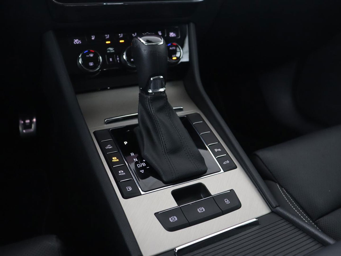 Škoda Superb 1.4 TSI iV Laurin & Klement | Panoramadak | Stoelventilatie | Leder | Camera | Trekhaak | Massage | Adaptive cruise | Virtual Cockpit | Canton Sound | Carplay | 19'' lichtmetalen velgen | PHEV