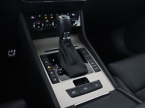 Škoda Superb 1.4 TSI iV Laurin & Klement | Panoramadak | Stoelventilatie | Leder | Camera | Trekhaak | Massage | Adaptive cruise | Virtual Cockpit | Canton Sound | Carplay | 19'' lichtmetalen velgen | PHEV