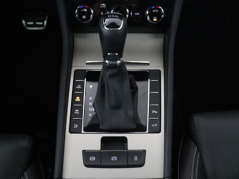 Škoda Superb 1.4 TSI iV Laurin & Klement | Panoramadak | Stoelventilatie | Leder | Camera | Trekhaak | Massage | Adaptive cruise | Virtual Cockpit | Canton Sound | Carplay | 19'' lichtmetalen velgen | PHEV