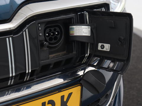 Škoda Superb 1.4 TSI iV Laurin & Klement | Panoramadak | Stoelventilatie | Leder | Camera | Trekhaak | Massage | Adaptive cruise | Virtual Cockpit | Canton Sound | Carplay | 19'' lichtmetalen velgen | PHEV