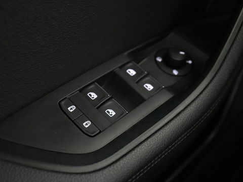 Škoda Superb 1.4 TSI iV Laurin & Klement | Panoramadak | Stoelventilatie | Leder | Camera | Trekhaak | Massage | Adaptive cruise | Virtual Cockpit | Canton Sound | Carplay | 19'' lichtmetalen velgen | PHEV