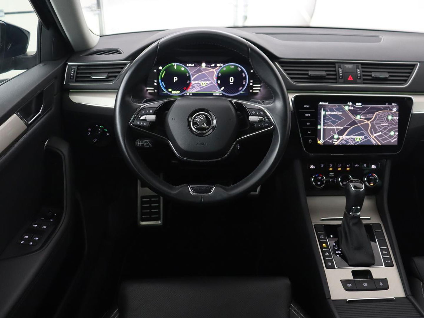 Škoda Superb 1.4 TSI iV Laurin & Klement | Panoramadak | Stoelventilatie | Leder | Camera | Trekhaak | Massage | Adaptive cruise | Virtual Cockpit | Canton Sound | Carplay | 19'' lichtmetalen velgen | PHEV