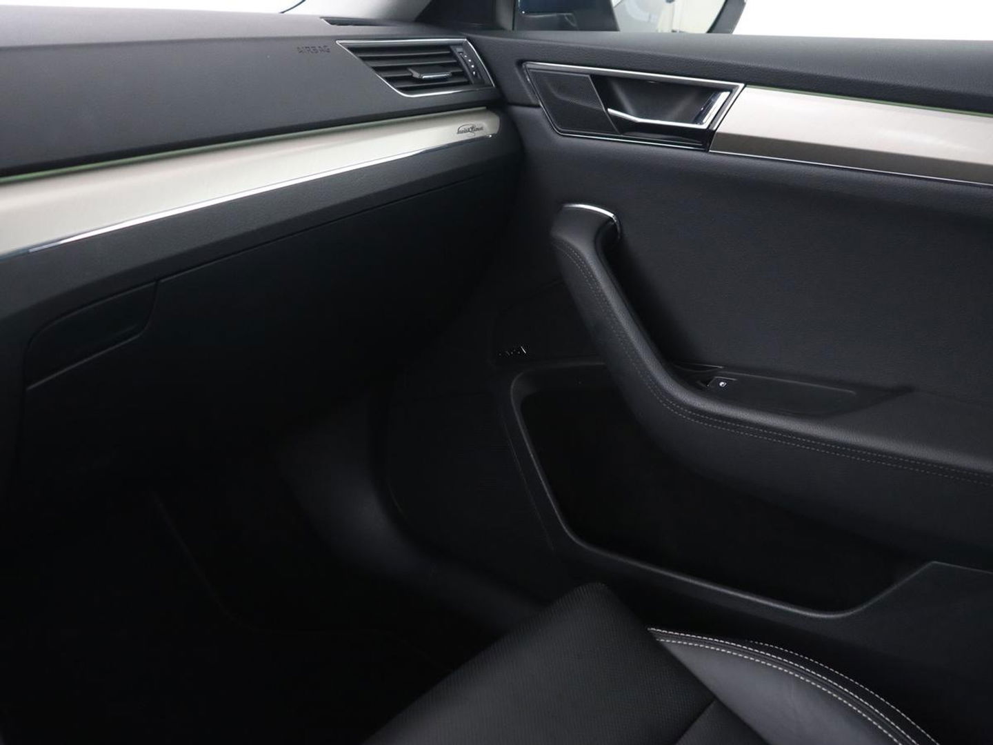 Škoda Superb 1.4 TSI iV Laurin & Klement | Panoramadak | Stoelventilatie | Leder | Camera | Trekhaak | Massage | Adaptive cruise | Virtual Cockpit | Canton Sound | Carplay | 19'' lichtmetalen velgen | PHEV