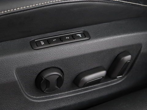 Škoda Superb 1.4 TSI iV Laurin & Klement | Panoramadak | Stoelventilatie | Leder | Camera | Trekhaak | Massage | Adaptive cruise | Virtual Cockpit | Canton Sound | Carplay | 19'' lichtmetalen velgen | PHEV