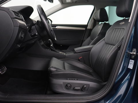 Škoda Superb 1.4 TSI iV Laurin & Klement | Panoramadak | Stoelventilatie | Leder | Camera | Trekhaak | Massage | Adaptive cruise | Virtual Cockpit | Canton Sound | Carplay | 19'' lichtmetalen velgen | PHEV