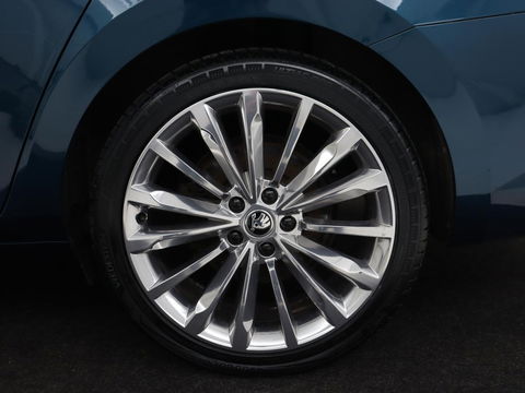 Škoda Superb 1.4 TSI iV Laurin & Klement | Panoramadak | Stoelventilatie | Leder | Camera | Trekhaak | Massage | Adaptive cruise | Virtual Cockpit | Canton Sound | Carplay | 19'' lichtmetalen velgen | PHEV