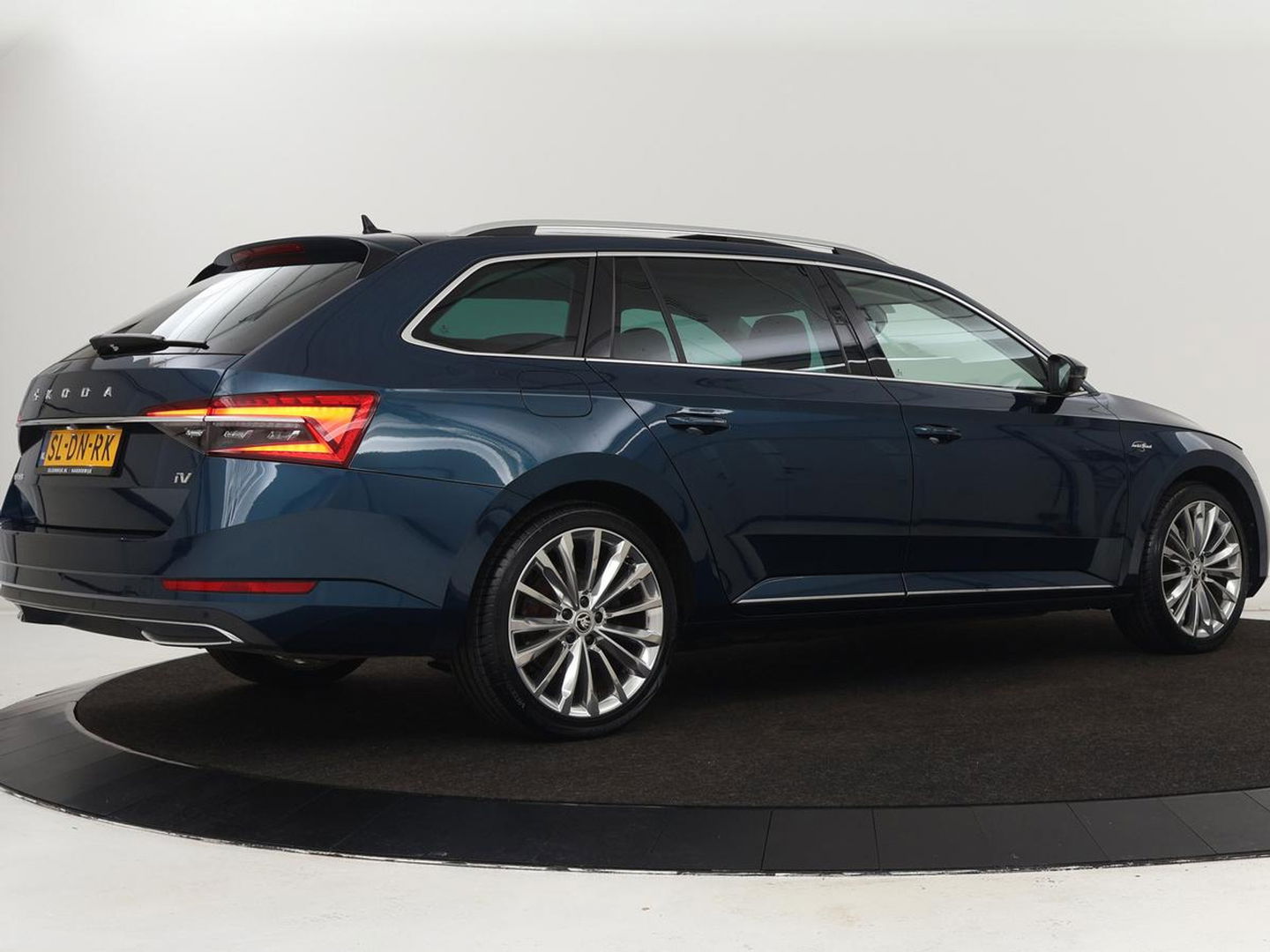 Škoda Superb 1.4 TSI iV Laurin & Klement | Panoramadak | Stoelventilatie | Leder | Camera | Trekhaak | Massage | Adaptive cruise | Virtual Cockpit | Canton Sound | Carplay | 19'' lichtmetalen velgen | PHEV