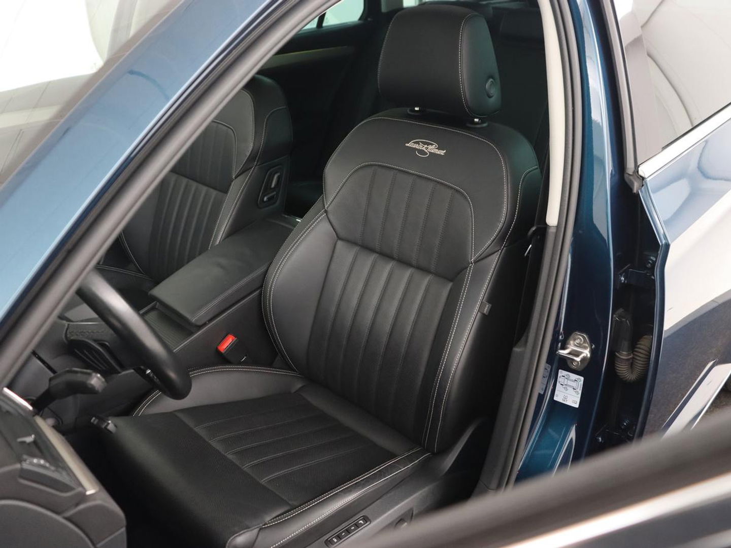 Škoda Superb 1.4 TSI iV Laurin & Klement | Panoramadak | Stoelventilatie | Leder | Camera | Trekhaak | Massage | Adaptive cruise | Virtual Cockpit | Canton Sound | Carplay | 19'' lichtmetalen velgen | PHEV