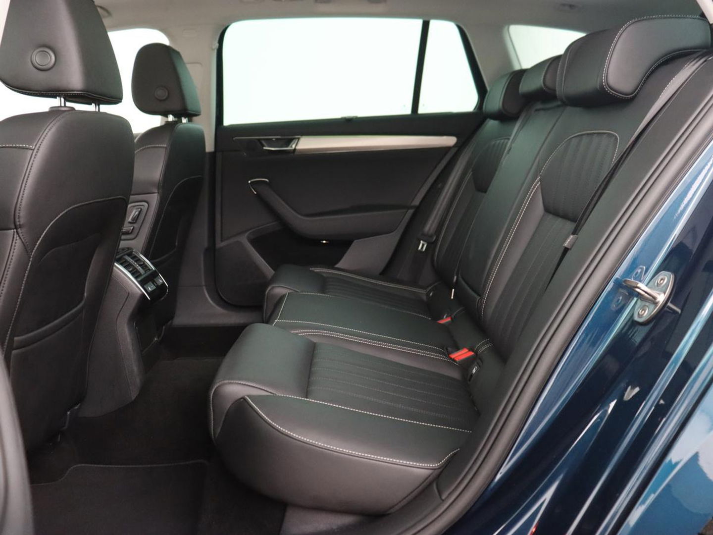 Škoda Superb 1.4 TSI iV Laurin & Klement | Panoramadak | Stoelventilatie | Leder | Camera | Trekhaak | Massage | Adaptive cruise | Virtual Cockpit | Canton Sound | Carplay | 19'' lichtmetalen velgen | PHEV
