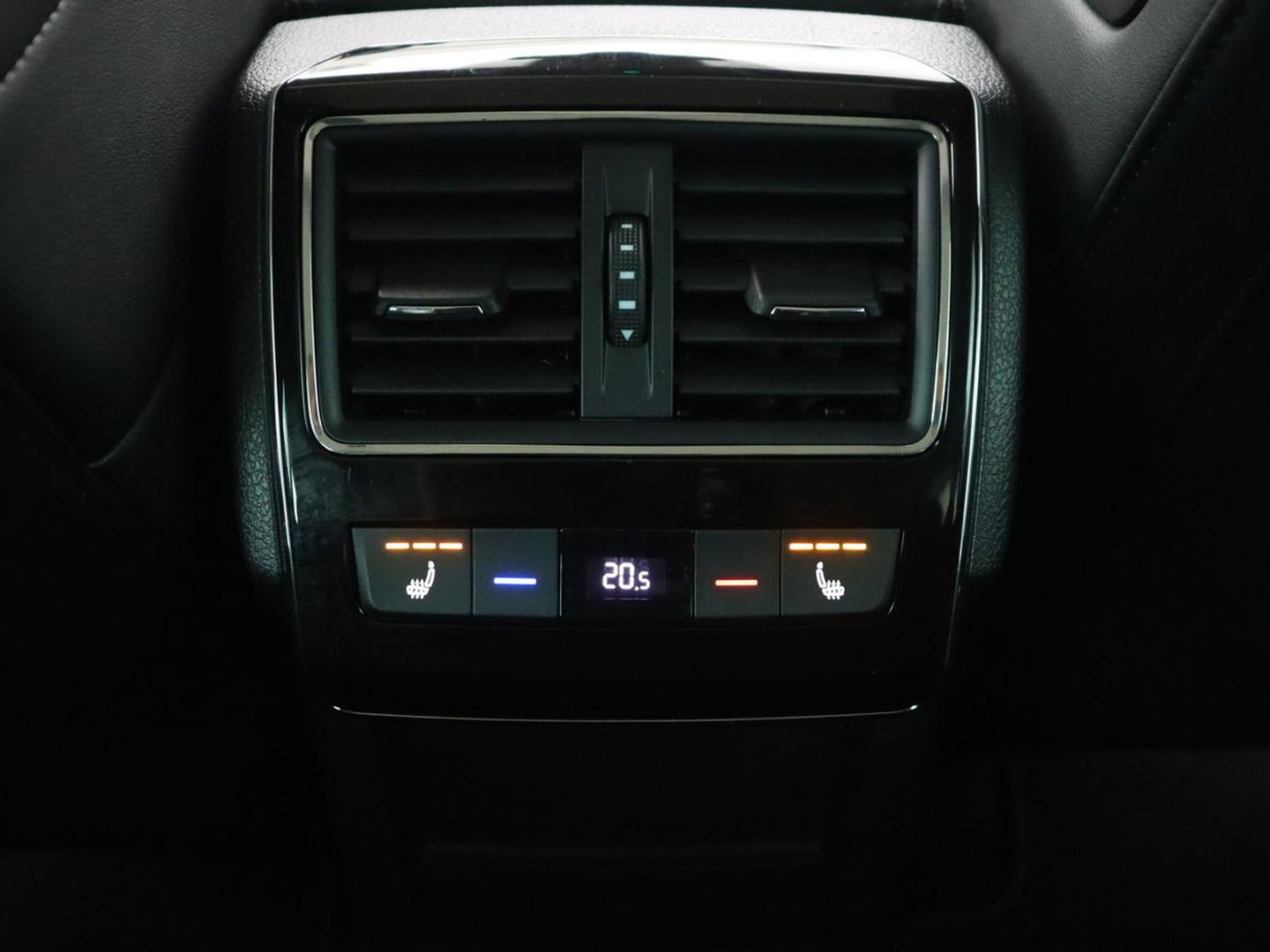 Škoda Superb 1.4 TSI iV Laurin & Klement | Panoramadak | Stoelventilatie | Leder | Camera | Trekhaak | Massage | Adaptive cruise | Virtual Cockpit | Canton Sound | Carplay | 19'' lichtmetalen velgen | PHEV