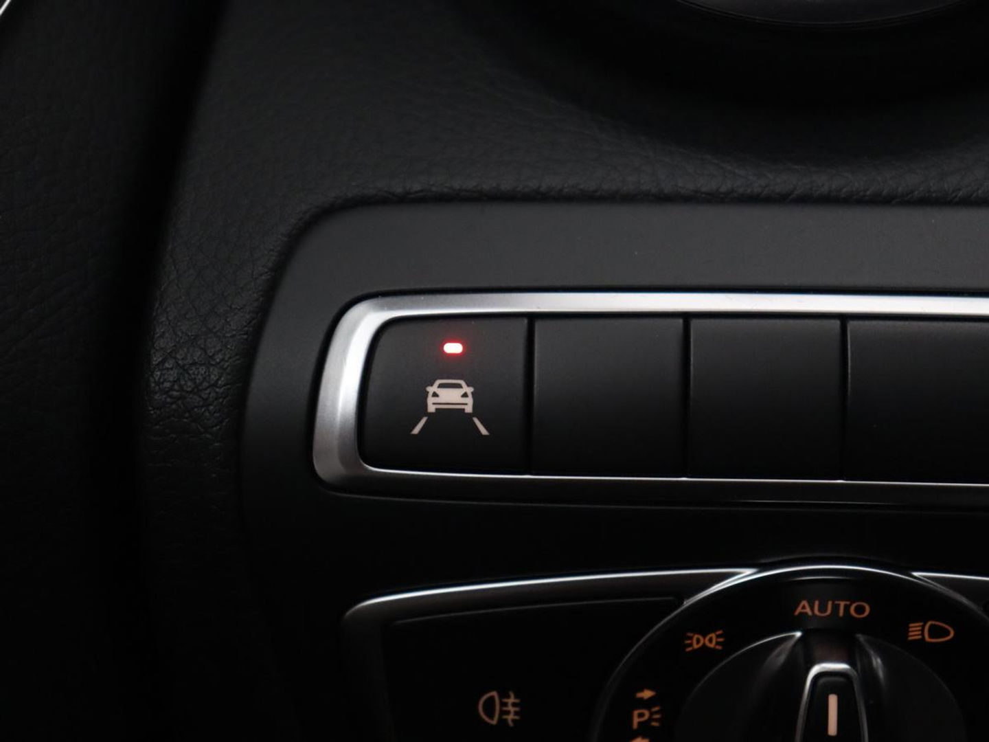 Mercedes-Benz C-Klasse 300e Avantgarde | Panoramadak | Leder Exclusief | Burmester Surround | Stoelverwarming | Camera | Carplay | Dodehoek detectie | Navigatie | Full LED