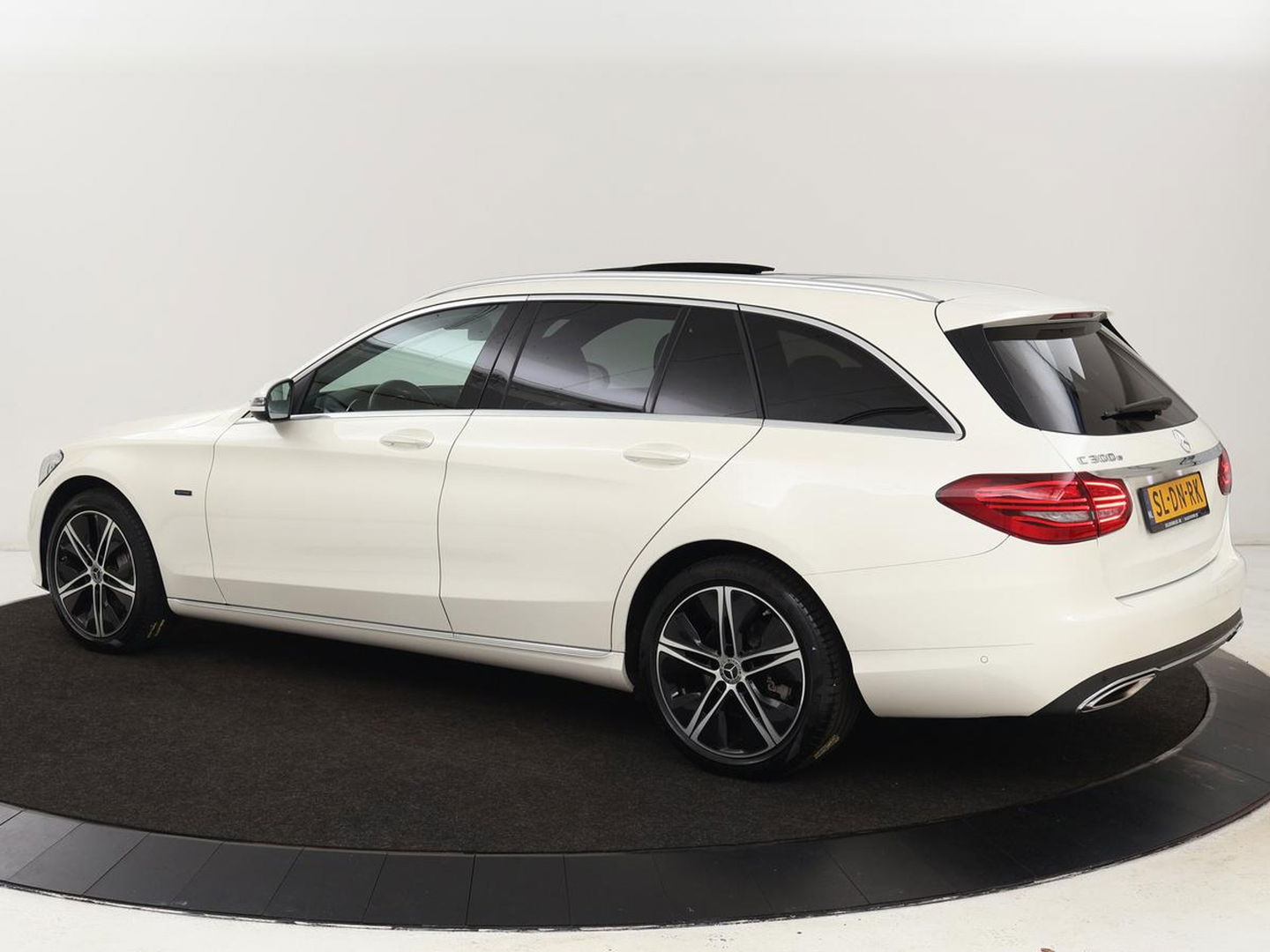 Mercedes-Benz C-Klasse 300e Avantgarde | Panoramadak | Leder Exclusief | Burmester Surround | Stoelverwarming | Camera | Carplay | Dodehoek detectie | Navigatie | Full LED