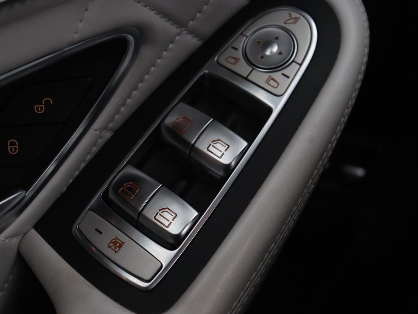 Mercedes-Benz C-Klasse 300e Avantgarde | Panoramadak | Leder Exclusief | Burmester Surround | Stoelverwarming | Camera | Carplay | Dodehoek detectie | Navigatie | Full LED