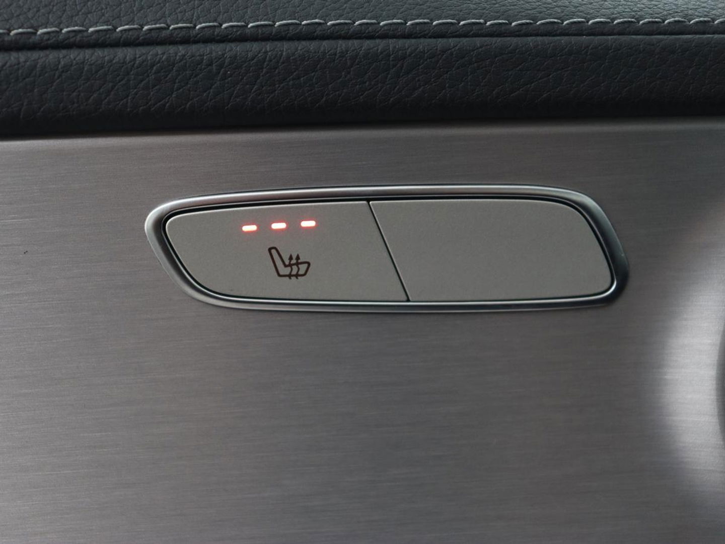 Mercedes-Benz C-Klasse 300e Avantgarde | Panoramadak | Leder Exclusief | Burmester Surround | Stoelverwarming | Camera | Carplay | Dodehoek detectie | Navigatie | Full LED