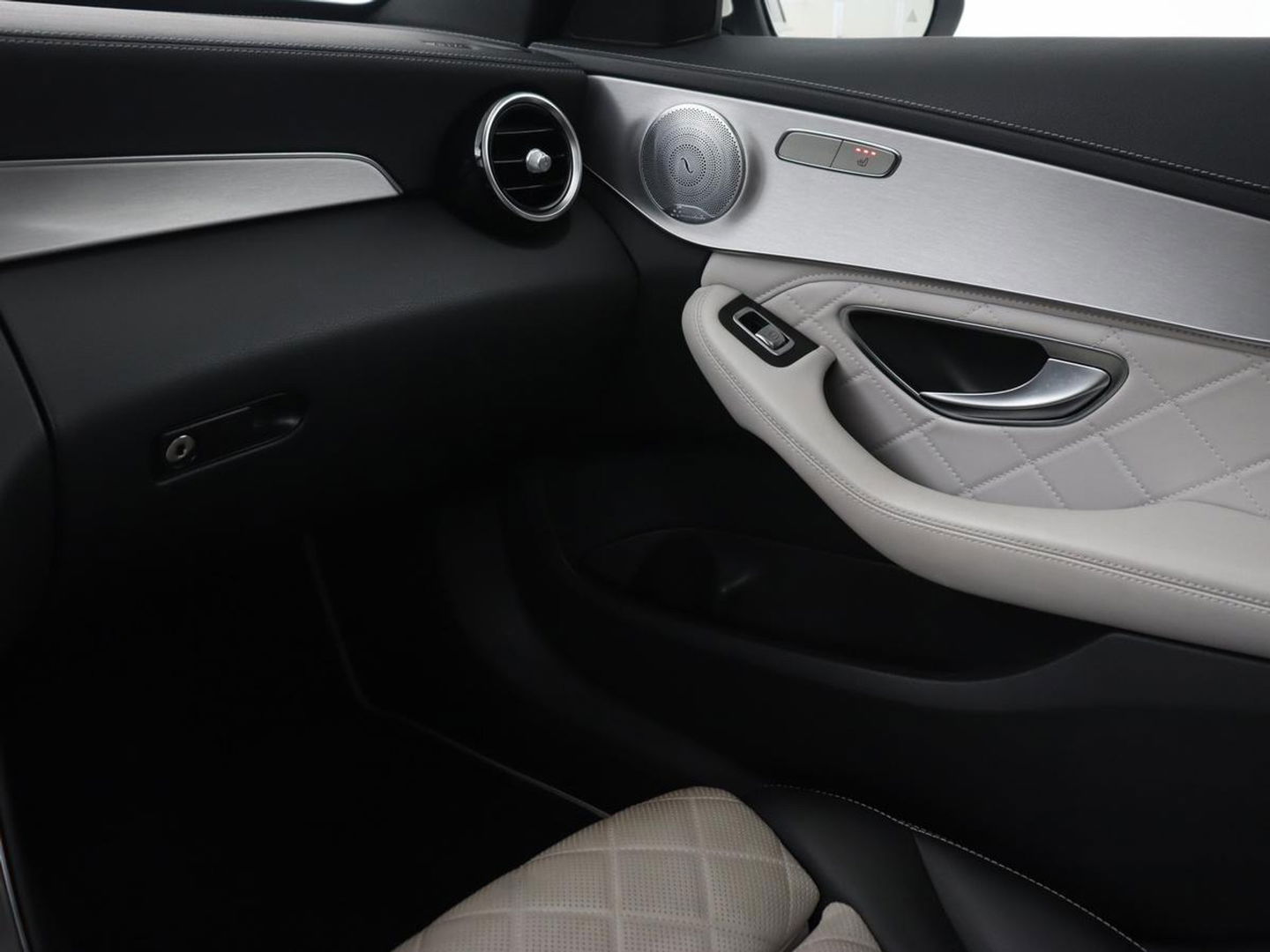 Mercedes-Benz C-Klasse 300e Avantgarde | Panoramadak | Leder Exclusief | Burmester Surround | Stoelverwarming | Camera | Carplay | Dodehoek detectie | Navigatie | Full LED