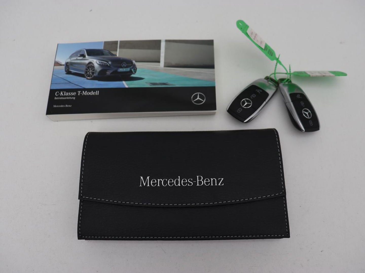 Mercedes-Benz C-Klasse 300e Avantgarde | Panoramadak | Leder Exclusief | Burmester Surround | Stoelverwarming | Camera | Carplay | Dodehoek detectie | Navigatie | Full LED