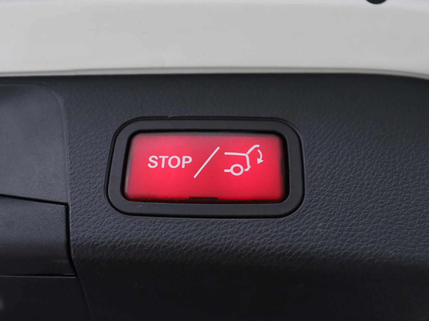 Mercedes-Benz C-Klasse 300e Avantgarde | Panoramadak | Leder Exclusief | Burmester Surround | Stoelverwarming | Camera | Carplay | Dodehoek detectie | Navigatie | Full LED