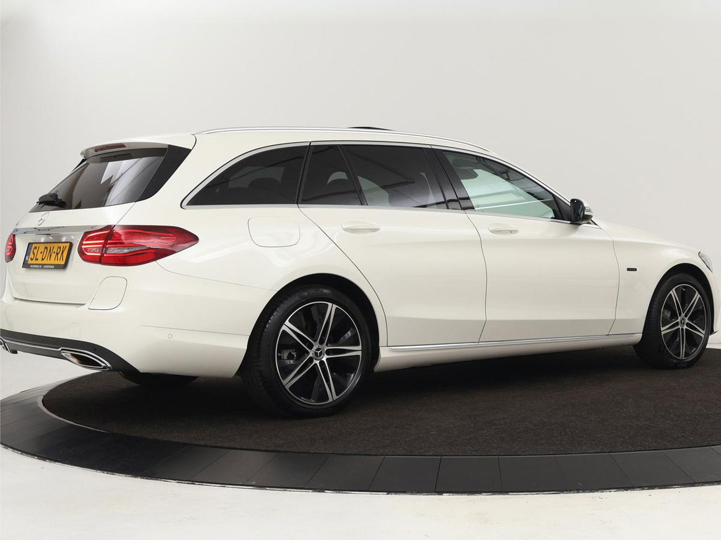 Mercedes-Benz C-Klasse 300e Avantgarde | Panoramadak | Leder Exclusief | Burmester Surround | Stoelverwarming | Camera | Carplay | Dodehoek detectie | Navigatie | Full LED