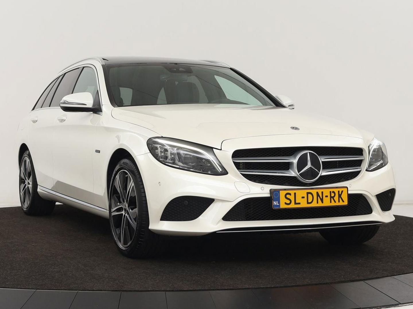 Mercedes-Benz C-Klasse 300e Avantgarde | Panoramadak | Leder Exclusief | Burmester Surround | Stoelverwarming | Camera | Carplay | Dodehoek detectie | Navigatie | Full LED