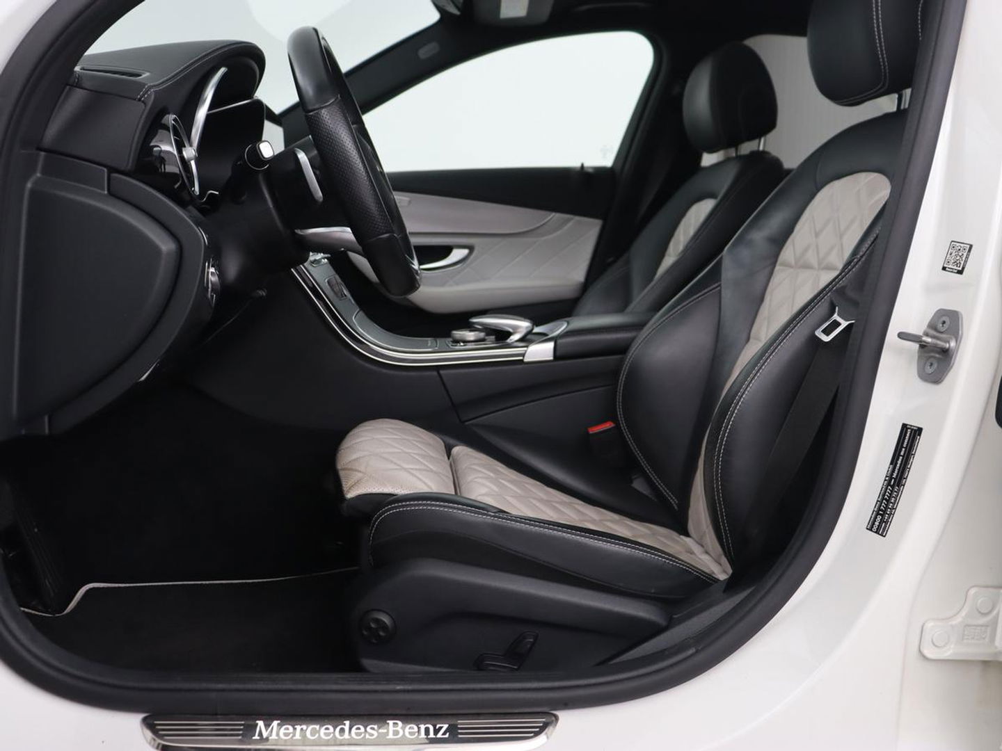 Mercedes-Benz C-Klasse 300e Avantgarde | Panoramadak | Leder Exclusief | Burmester Surround | Stoelverwarming | Camera | Carplay | Dodehoek detectie | Navigatie | Full LED