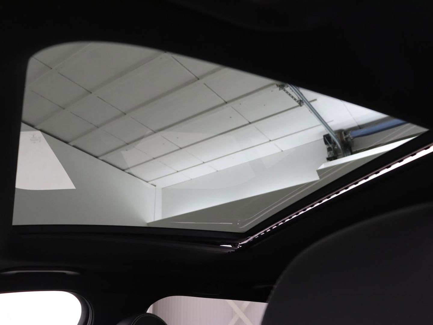 Mercedes-Benz C-Klasse 300e Avantgarde | Panoramadak | Leder Exclusief | Burmester Surround | Stoelverwarming | Camera | Carplay | Dodehoek detectie | Navigatie | Full LED