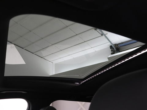 Mercedes-Benz C-Klasse 300e Avantgarde | Panoramadak | Leder Exclusief | Burmester Surround | Stoelverwarming | Camera | Carplay | Dodehoek detectie | Navigatie | Full LED