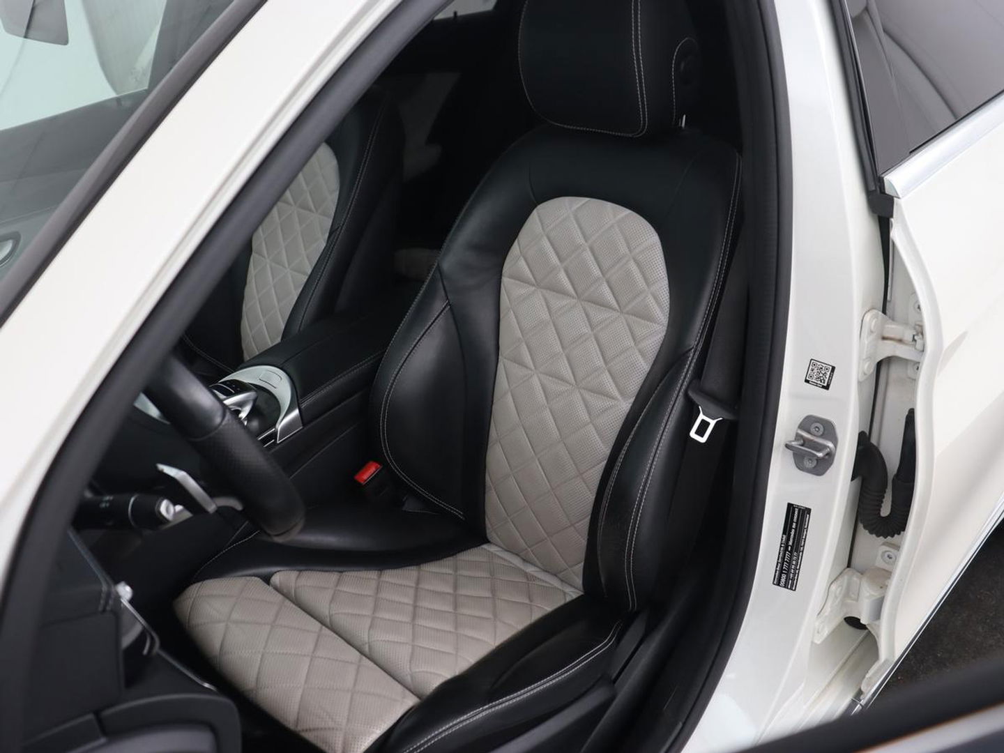 Mercedes-Benz C-Klasse 300e Avantgarde | Panoramadak | Leder Exclusief | Burmester Surround | Stoelverwarming | Camera | Carplay | Dodehoek detectie | Navigatie | Full LED