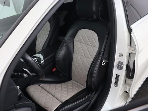 Mercedes-Benz C-Klasse 300e Avantgarde | Panoramadak | Leder Exclusief | Burmester Surround | Stoelverwarming | Camera | Carplay | Dodehoek detectie | Navigatie | Full LED