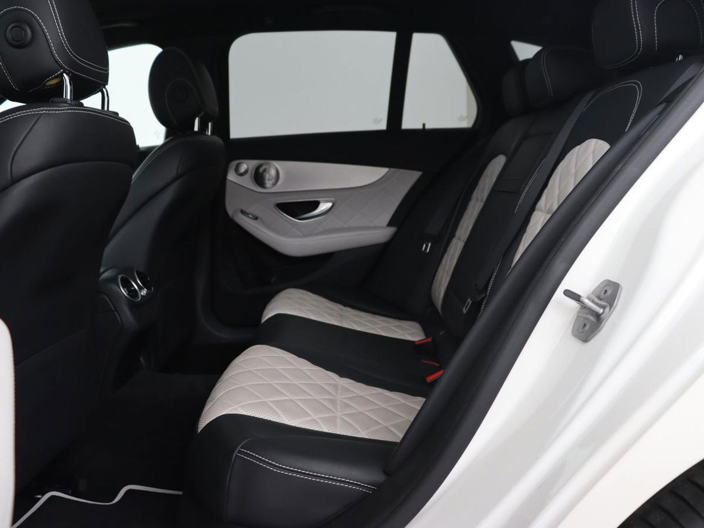 Mercedes-Benz C-Klasse 300e Avantgarde | Panoramadak | Leder Exclusief | Burmester Surround | Stoelverwarming | Camera | Carplay | Dodehoek detectie | Navigatie | Full LED