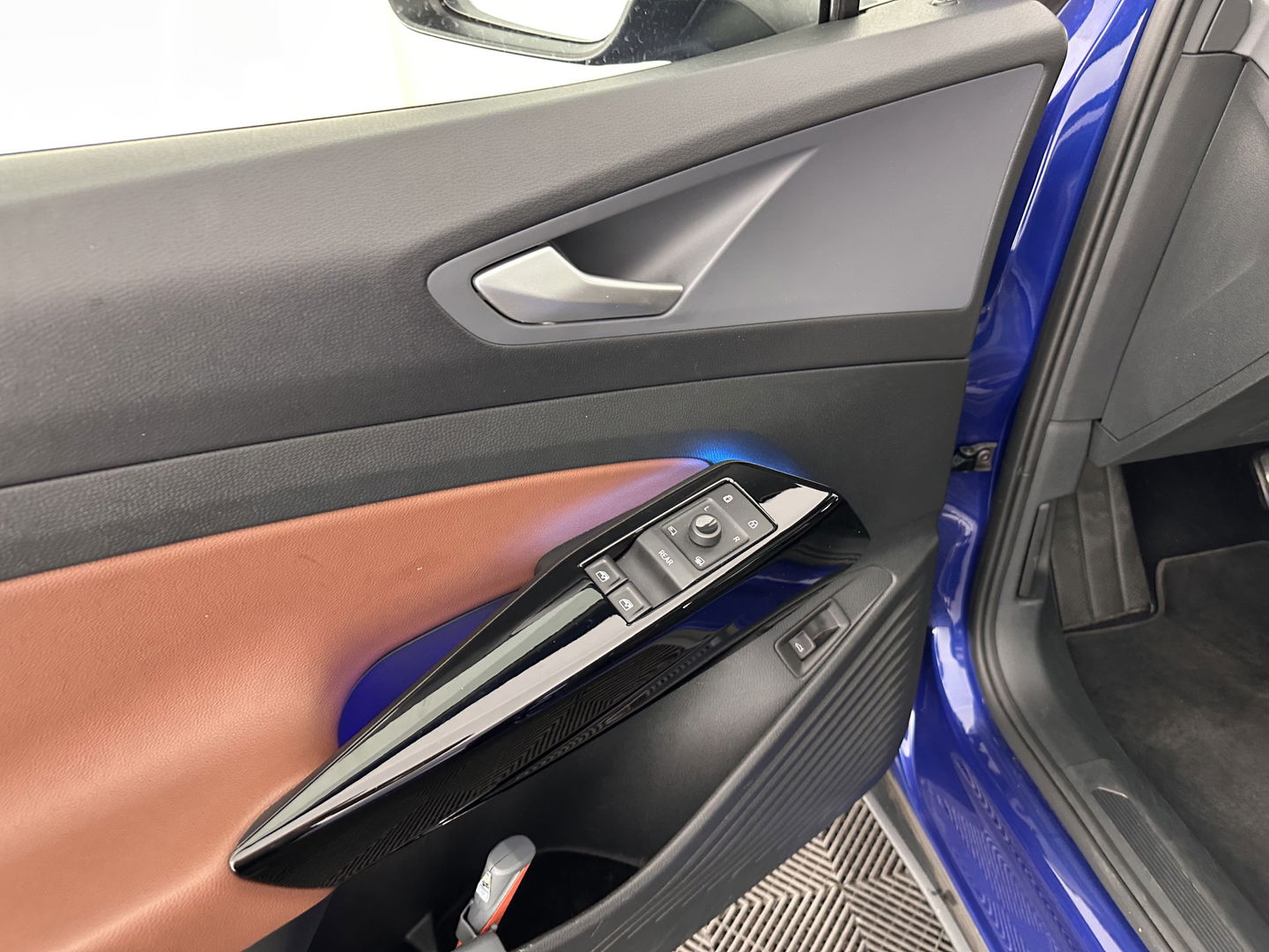 Volkswagen ID.4 First Max 77 kWh [ 3-Fase ] (INCL.BTW) Aut. *PANO | HEAD-UP | 1/2LEATHER | FULL-LED | MEMORY-PACK | TOP-VIEW | BLIND-SPOT | HEATED-SPORTSEATS | DIGI-COCKPIT | DAB+ | 21''ALU*