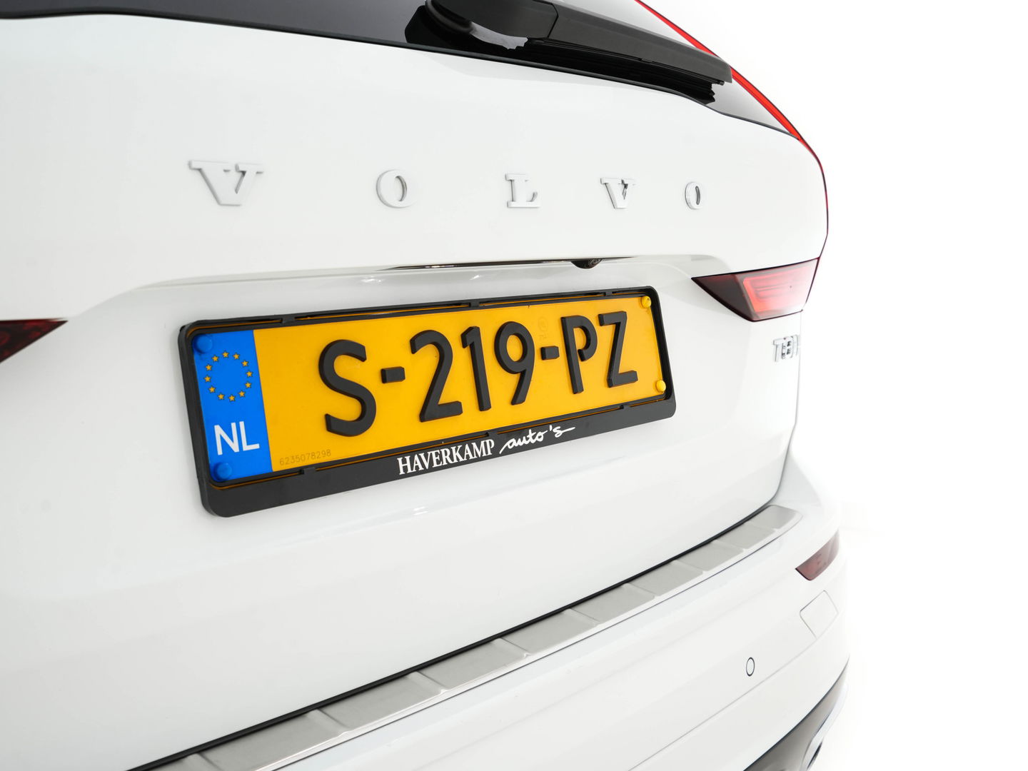 Volvo XC60 2.0 T8 Twin Engine AWD R-Design Aut. *PANO | LEATHER-MICROFIBRE | FULL-LED | BLIS | SPORTSEATS | DIGI-COCKPIT | CAMERA | NAVI-FULLMAP | LANE-ASSIST | TOWBAR | PRIVACY-GLASS | 20''ALU*