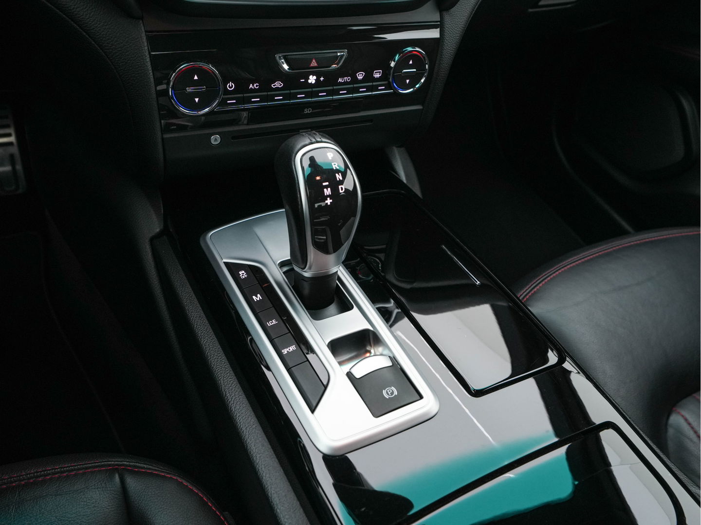 Maserati Ghibli 3.0 S Q4 Sports-Pack Aut. *LUXURY-LEATHER | BI-XENON | HARMAN/KARDON-SOUNDSYTEM | NAVI-FULLMAP | HEATED-SPORTSEATS | SHIFT-PADDLES | KEYLESS | CAMERA | ECC | PDC | CRUISE | 21''ALU*