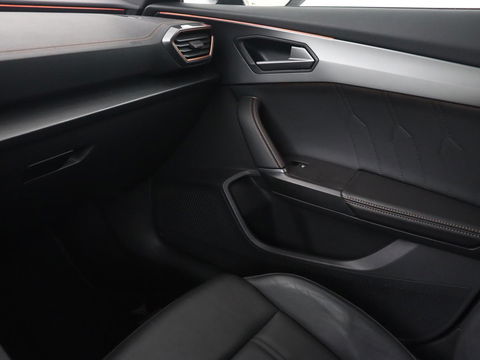 CUPRA Formentor 1.4 e-Hybrid | Leder | Trekhaak | Stoel & stuurverwarming | Carplay | Camera | Memory | Sfeerverlichting | Keyless | Full LED | PHEV